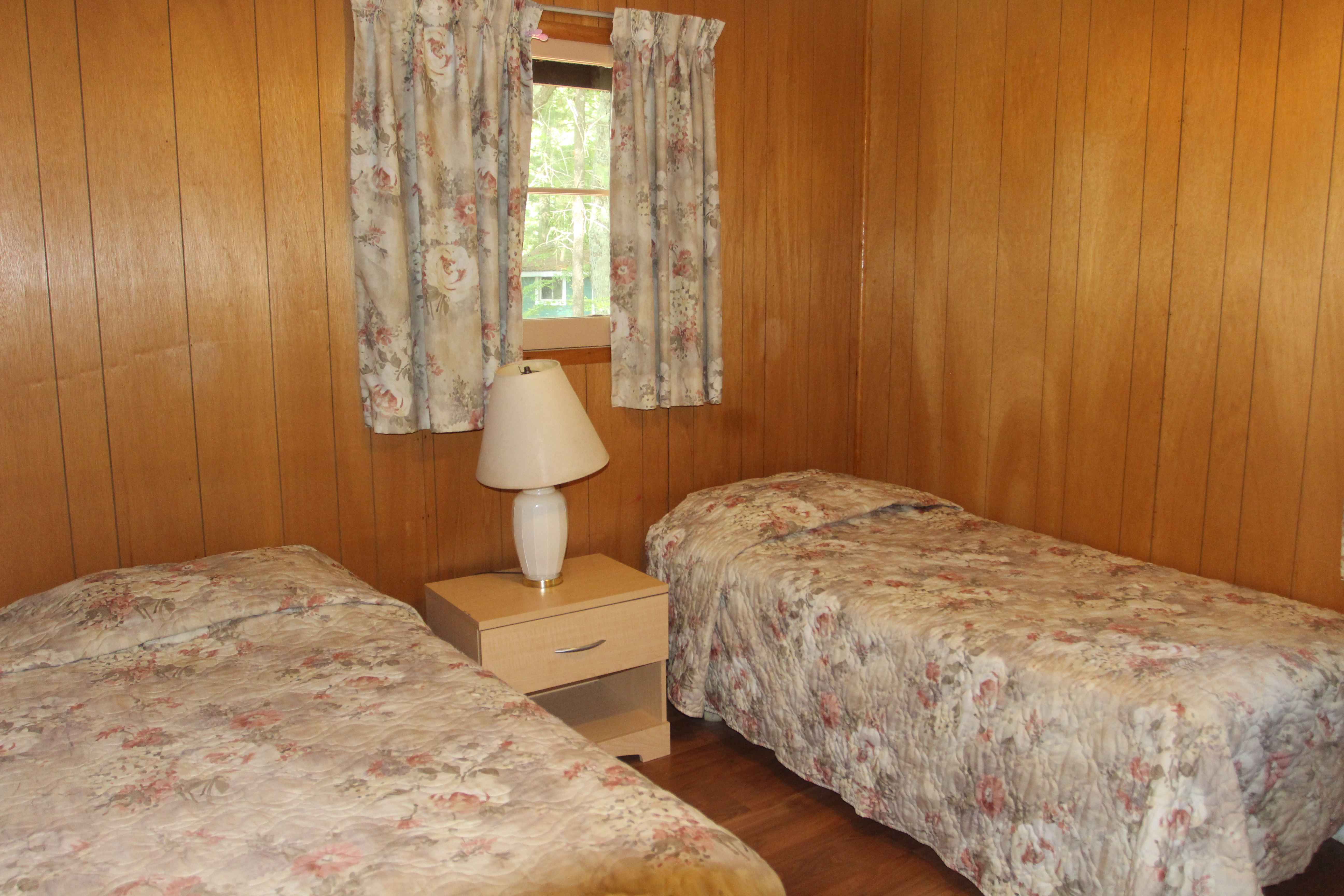 2 single beds room in Oak